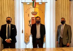 La firma della convenzione fra il Comune di Busca e la Confcommercio Cuneo per la collaborazione alla stesura e alla realizzazionedel piano nel febbraio scorso. Da sinistra, il presidente di Confcommercio imprese per l'Italia di Cuneo Luca Chiapella, il sindaco Marco Gallo, il direttore di Confcommercio Cuneo Marco Manfrinato 